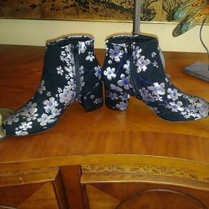 NWOT NAVY Tapestry bootie size 5.5